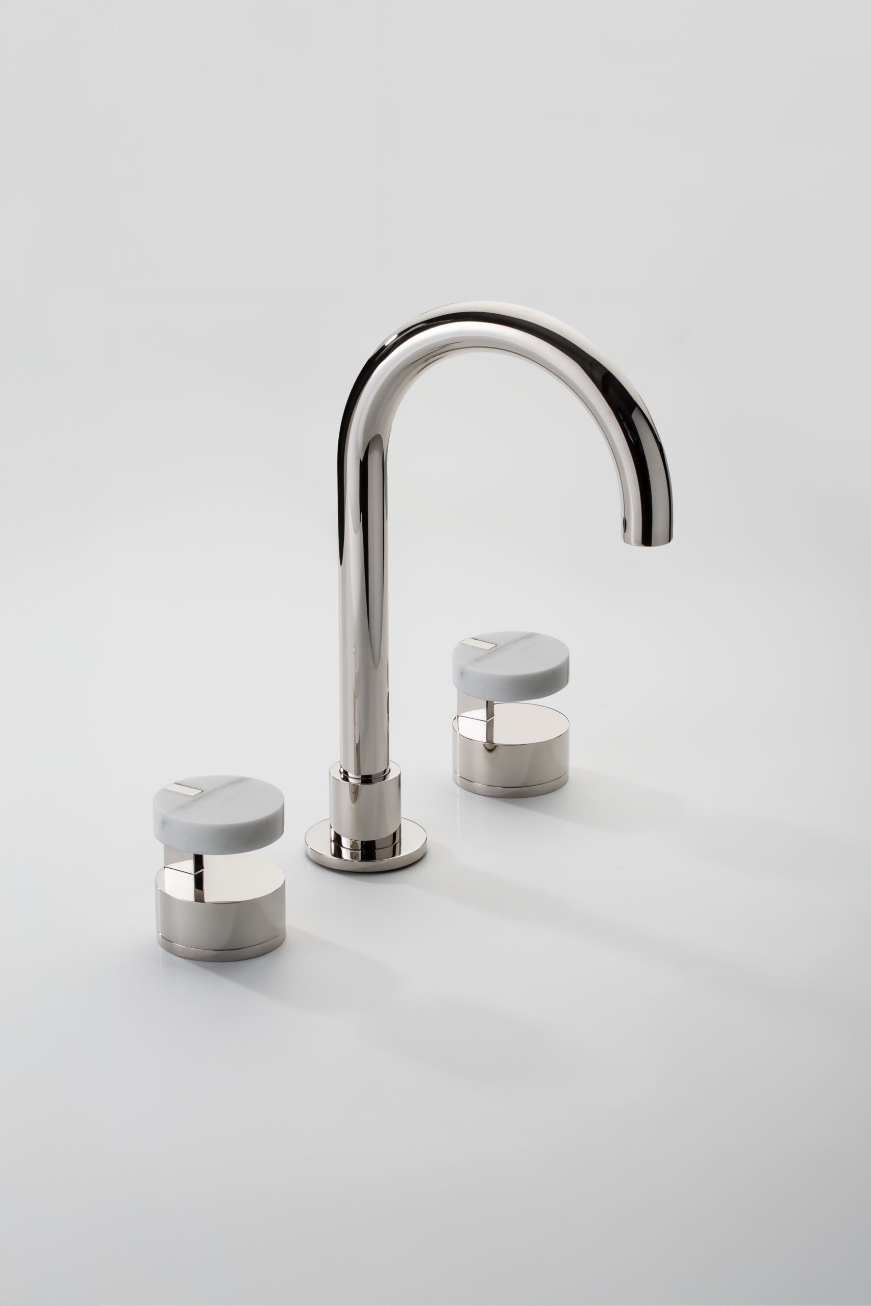 Mélangeur de lavabo marbre blanc. Basin mixer with white marble