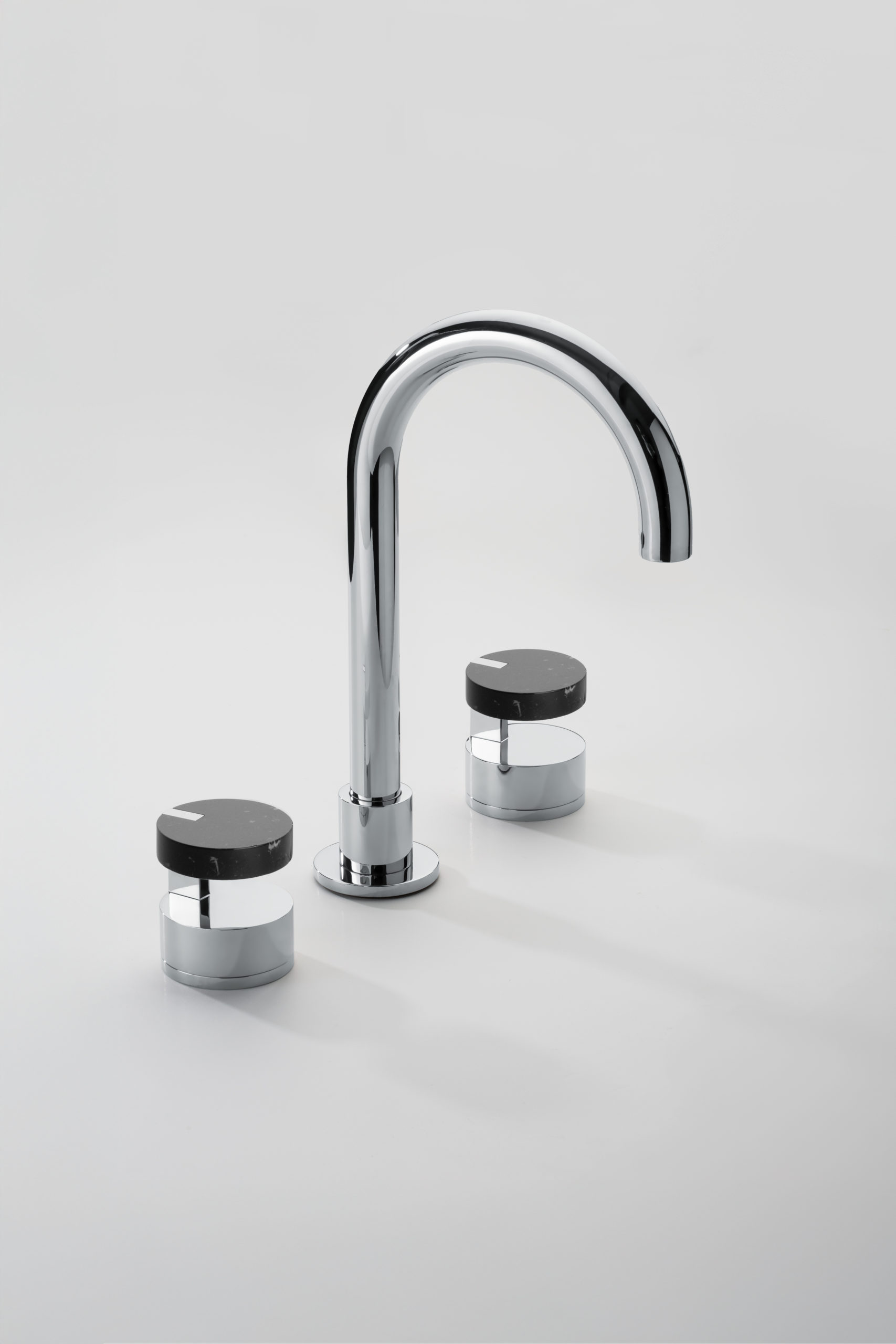 Mélangeur de lavabo marbre noir. Basin mixer with black marble
